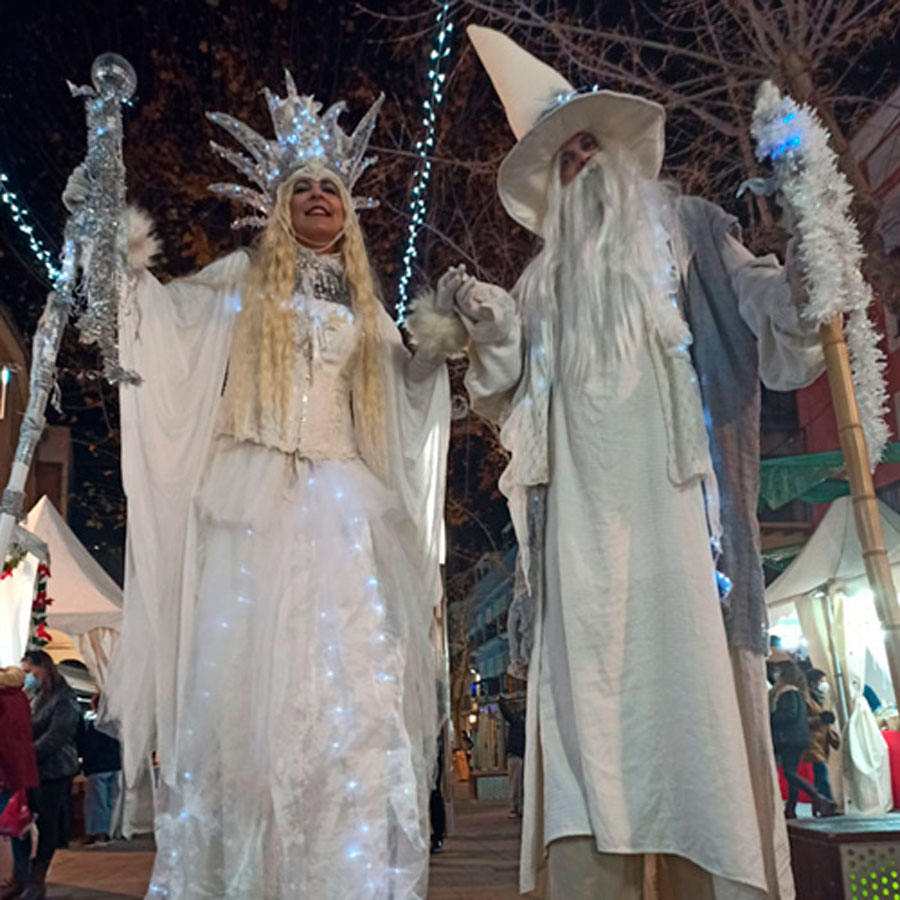 Los magos blancos - teatro itinerante - teatro infinito - pasacalle - teatro de calle