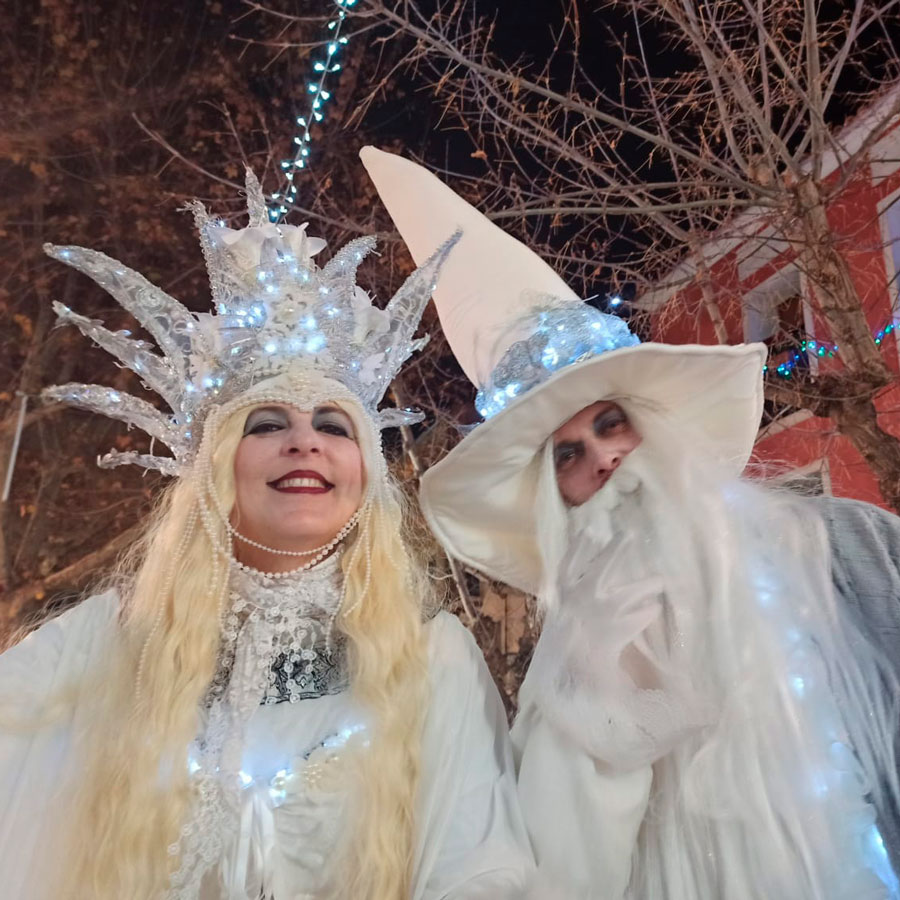 Los magos blancos - teatro itinerante - teatro infinito - pasacalle - teatro de calle