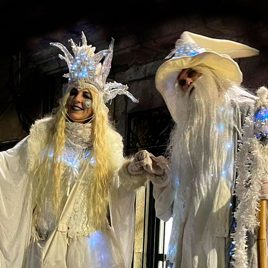 Los magos blancos - teatro itinerante - teatro infinito - pasacalle - teatro de calle
