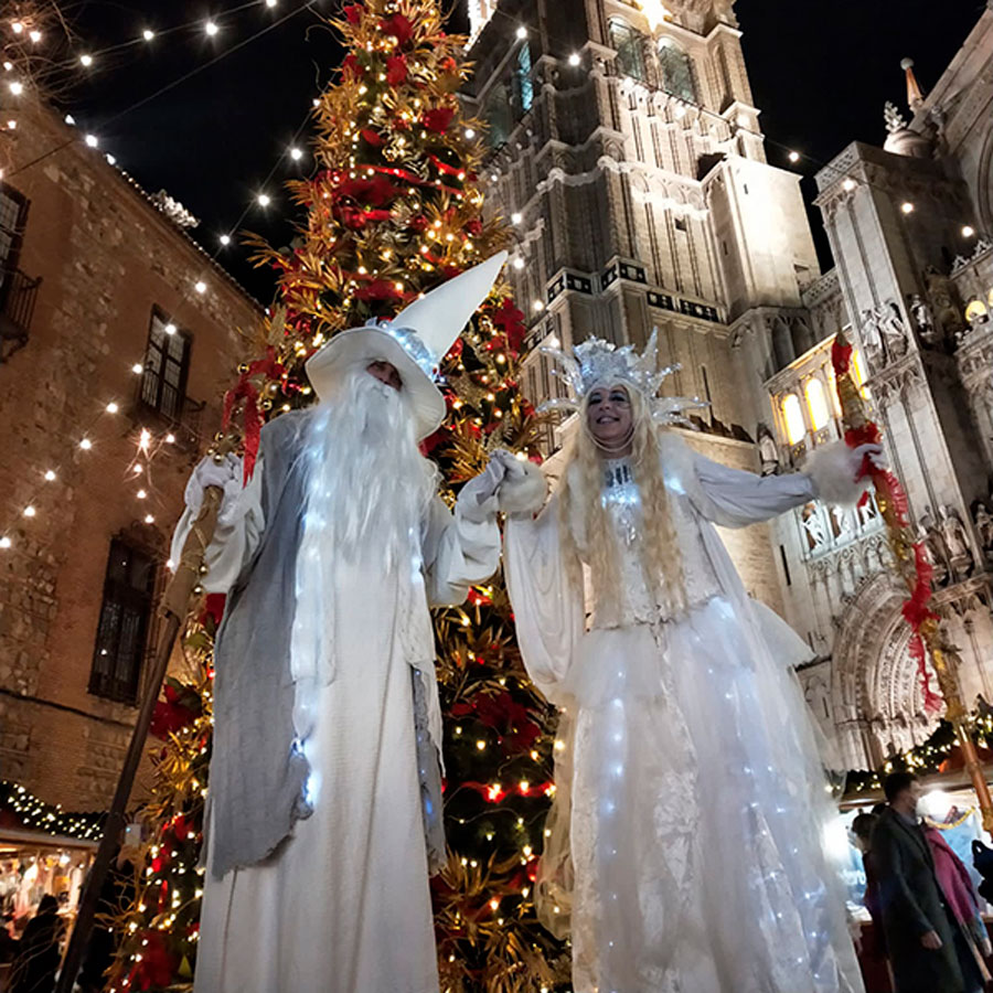 Los magos blancos - teatro itinerante - teatro infinito - pasacalle - teatro de calle