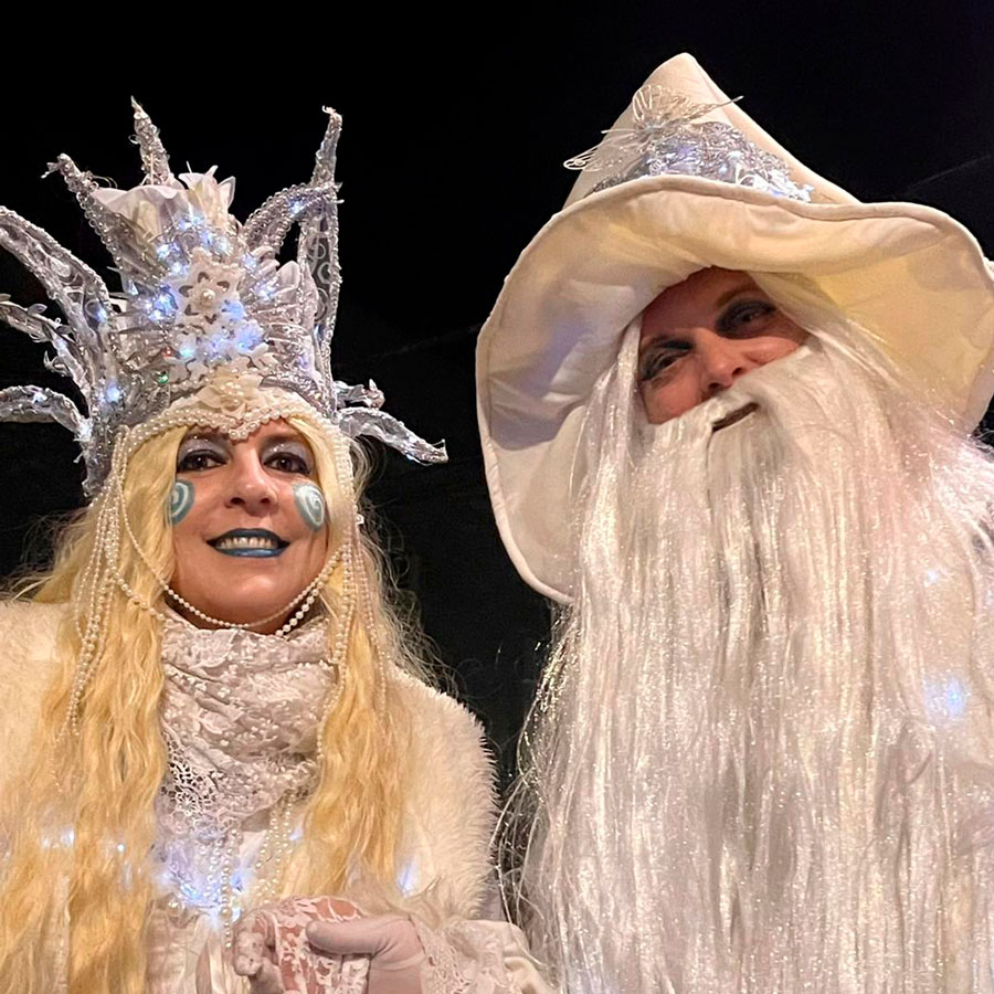 Los magos blancos - teatro itinerante - teatro infinito - pasacalle - teatro de calle
