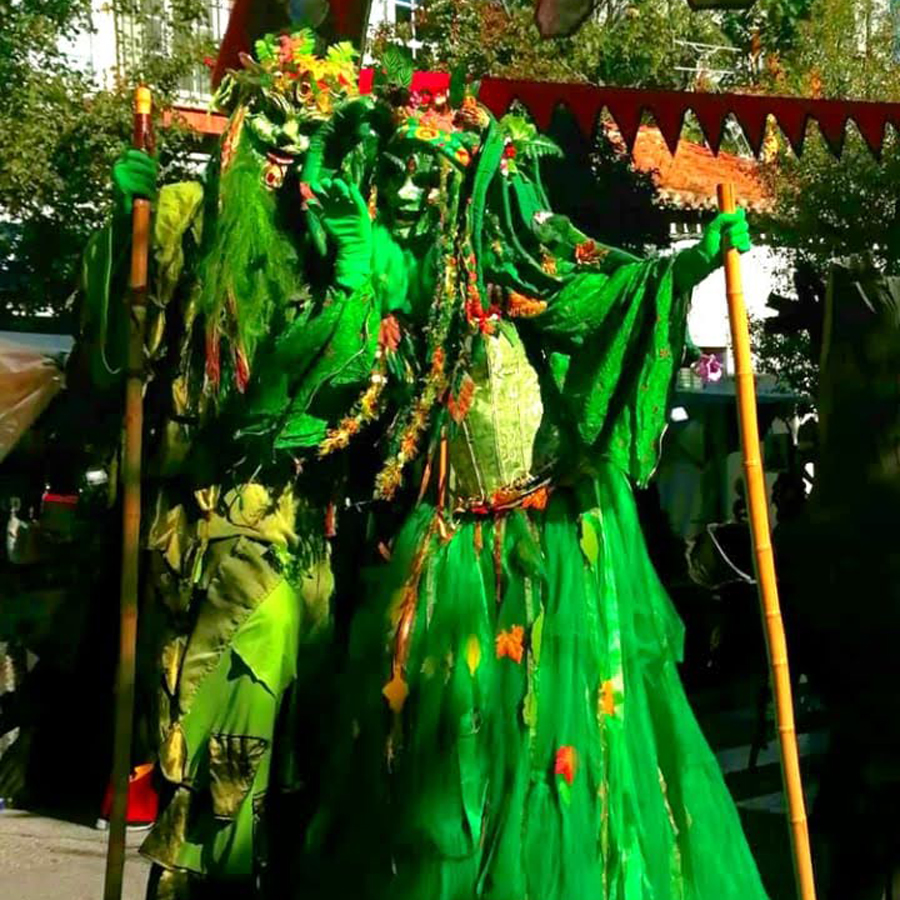 natura y greenman teatro infinito pasacalle teatro itinerante